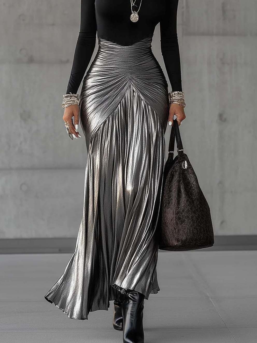 Abito maxi plissettato argento metallico con scollo rotondo elegante