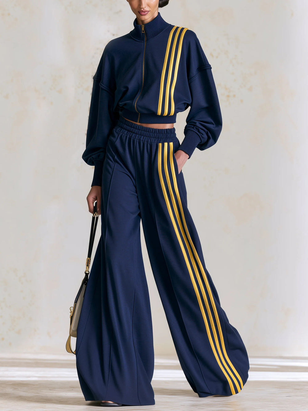 MINUCCIANO - Tuta blu con righe gialle, giacca cropped e pantaloni ampi