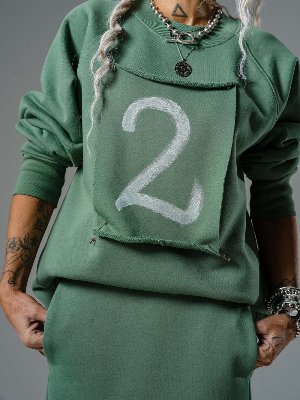 TREIA - Completo oversize felpa e gonna midi in tonalità salvia