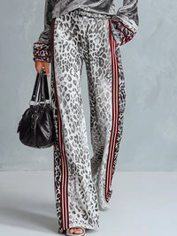 ORRIA - uto grigio con T-shirt bordata e pantaloni leopardati a palazzo