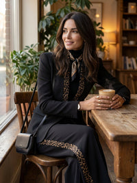 EUROPA - Tailleur nero blazer e pantaloni ampi con bordo leopardato