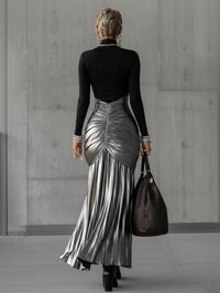 Abito maxi plissettato argento metallico con scollo rotondo elegante