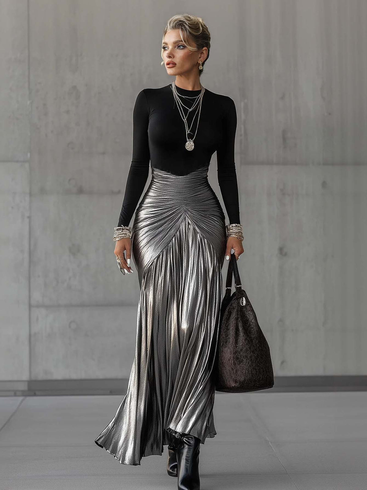 Abito maxi plissettato argento metallico con scollo rotondo elegante