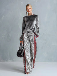 ORRIA - uto grigio con T-shirt bordata e pantaloni leopardati a palazzo