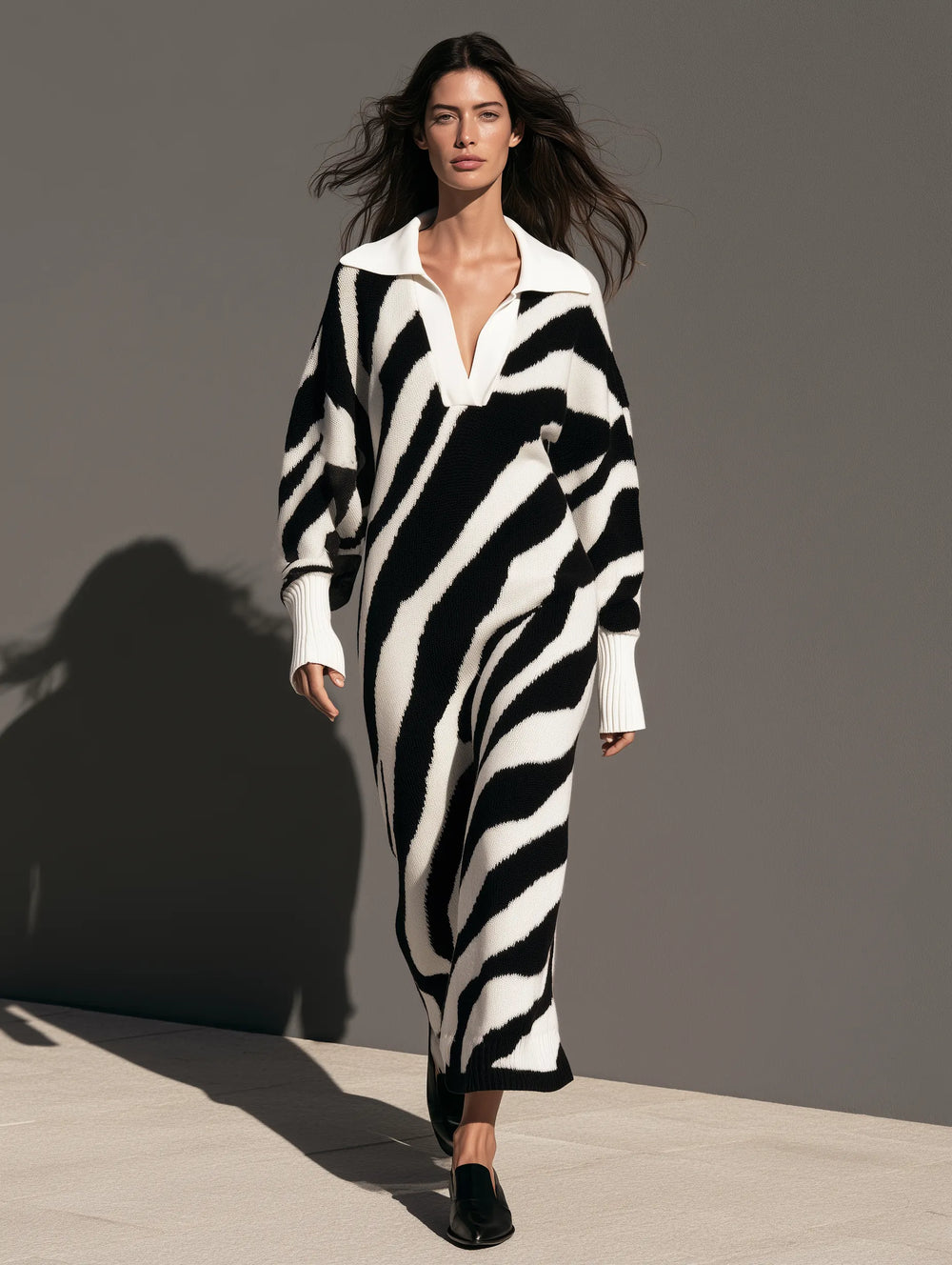 SALUDECIO - Abito maxi in maglia effetto zebrato nero e bianco