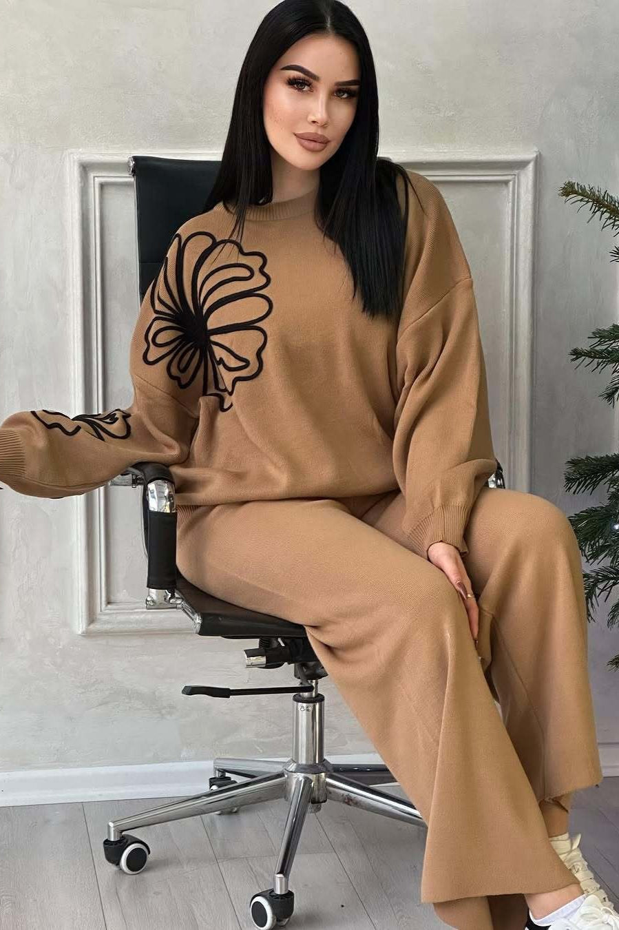 MONTASOLA - lia con pantaloni e girocollo