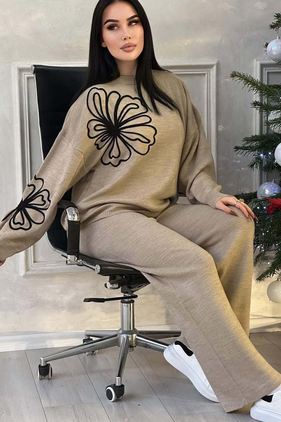 MONTASOLA - lia con pantaloni e girocollo