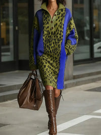 CARRO - Abito morbido in maglia animalier con revers e maniche lunghe