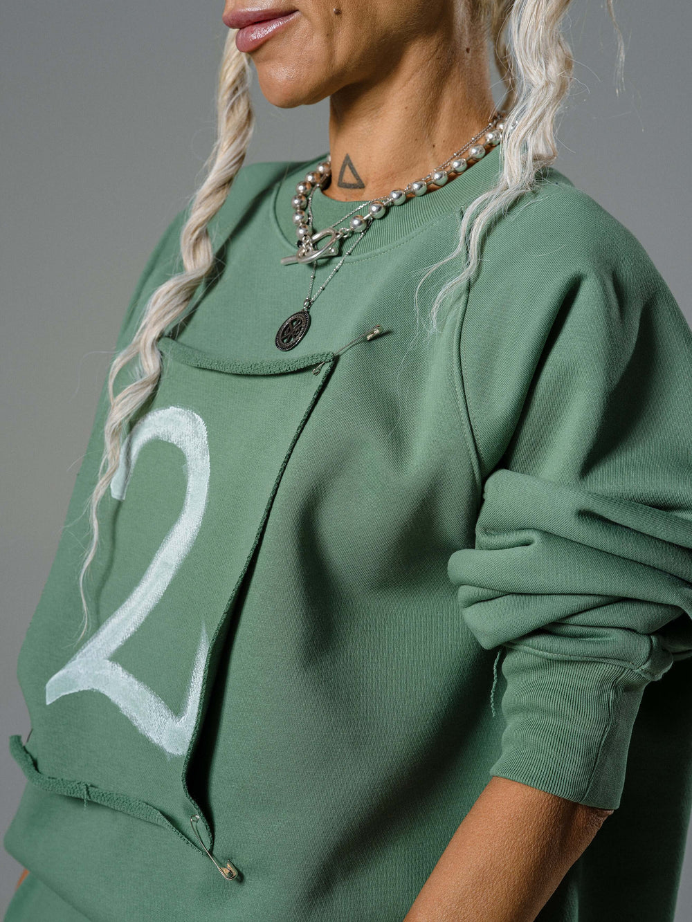 TREIA - Completo oversize felpa e gonna midi in tonalità salvia
