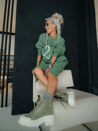 TREIA - Completo oversize felpa e gonna midi in tonalità salvia