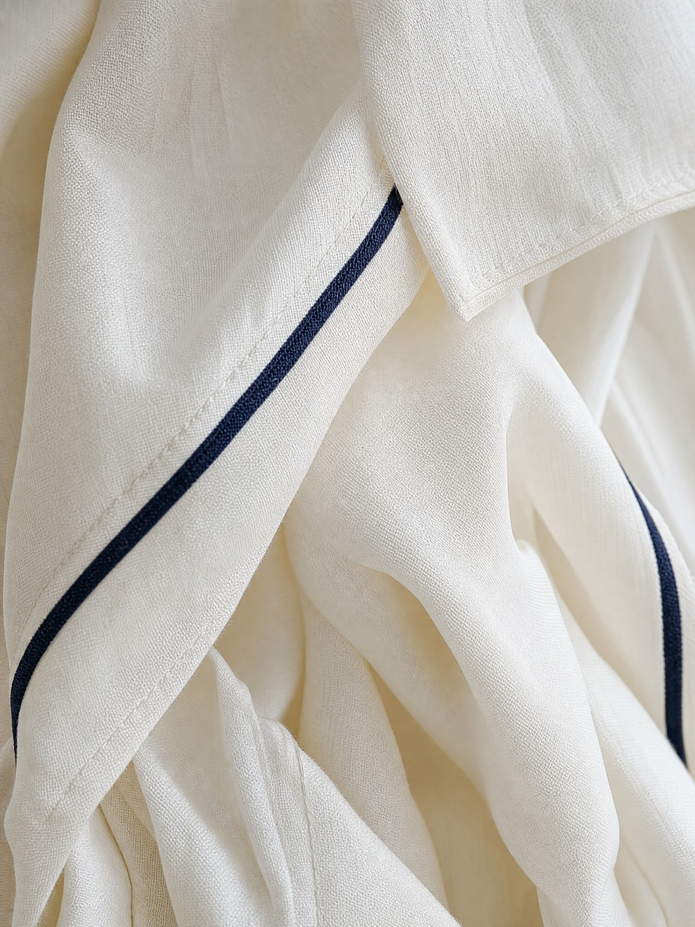 CENTRACHE - Completo loungewear morbido a due pezzi in bianco e navy