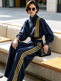 MINUCCIANO - Tuta blu con righe gialle, giacca cropped e pantaloni ampi