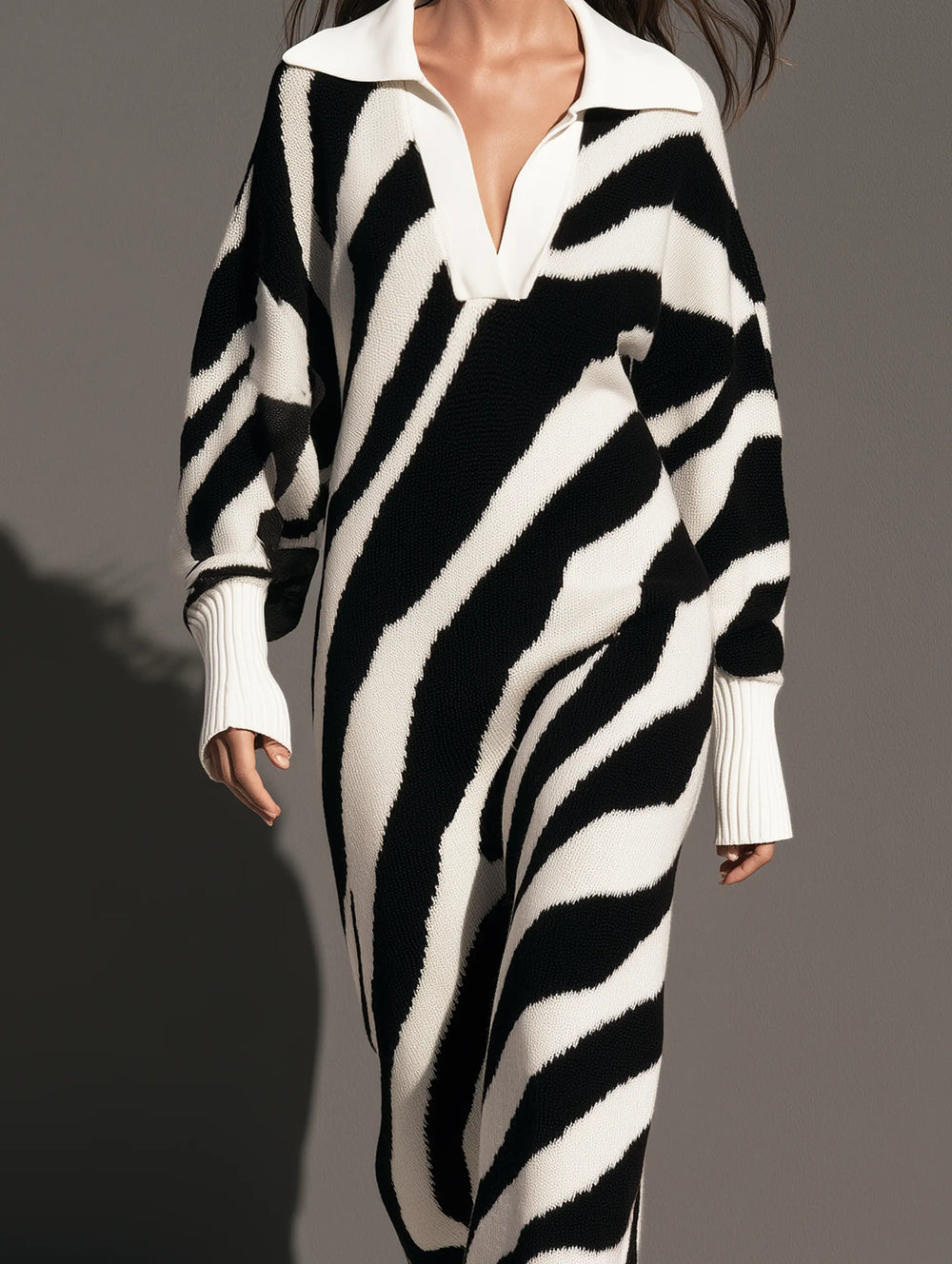 SALUDECIO - Abito maxi in maglia effetto zebrato nero e bianco