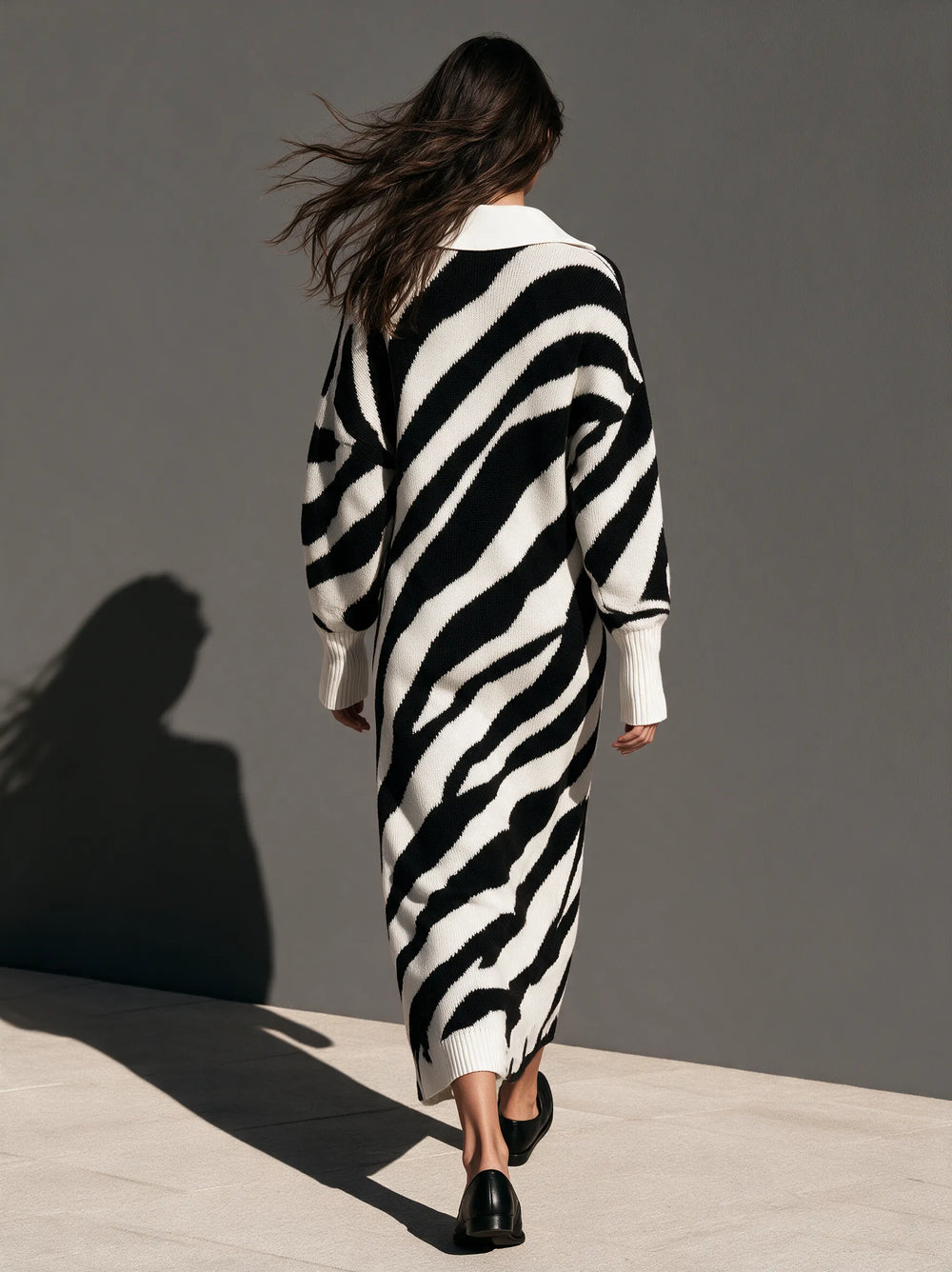 SALUDECIO - Abito maxi in maglia effetto zebrato nero e bianco