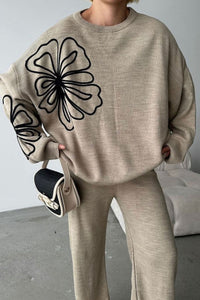 MONTASOLA - lia con pantaloni e girocollo