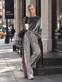 ORRIA - uto grigio con T-shirt bordata e pantaloni leopardati a palazzo