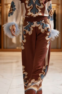 ACRI - Completo marrone satinato con piume e pantaloni ampi — SHOT 3