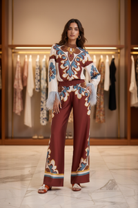 ACRI - Completo marrone satinato con piume e pantaloni ampi — foto 2